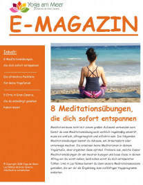 Frau macht Yoga am Meer
